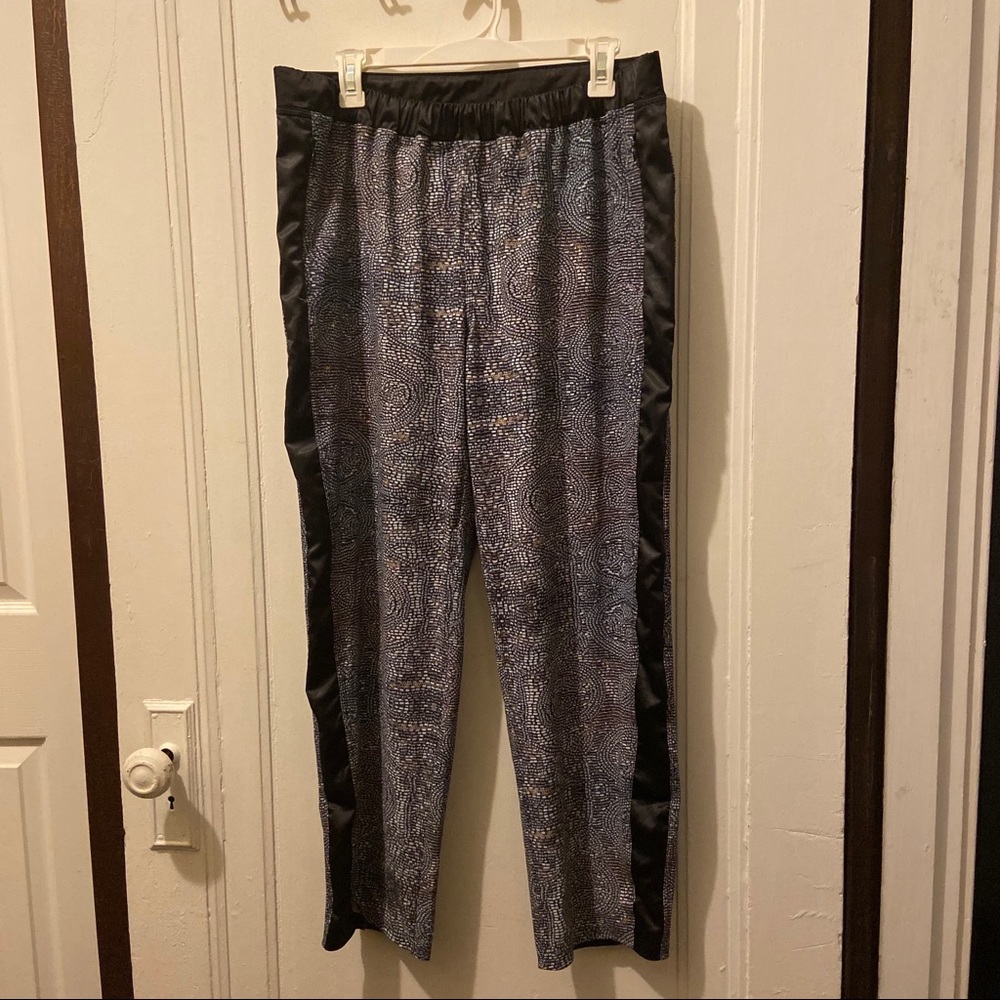 Lululemon Athletica Women’s Pants with Pockets.
